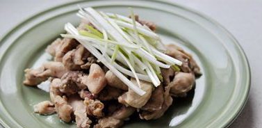 豉油鸡块,把蒸出的汤汁、葱、姜去除重新码放到盘内,把剩下的葱丝放在鸡肉上