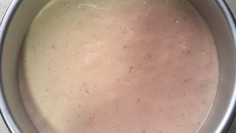 草莓奶油蛋糕,打发的蛋白分三次切拌入糊中,倒入模具,震出气泡