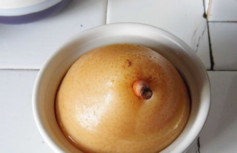冰糖炖雪梨,关火后开盖,就可以食用了