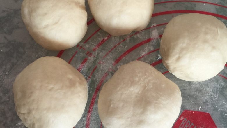 豆沙8寸花式面包,如图取出面团排气后,分成5个大小相同的剂子搓圆,醒面10分钟左右;