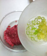 双菇牛肉丸 ,剁碎的<a style='color:red;display:inline-block;' href='/shicai/ 216'>牛肉</a>馅中加入葱姜水,搅匀去腥