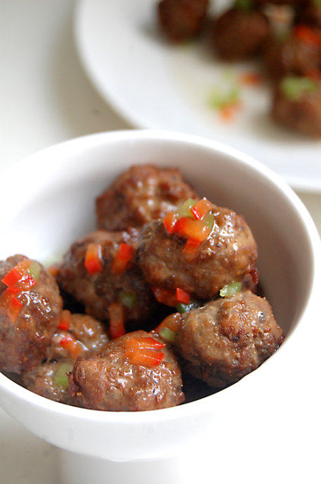 双菇牛肉丸 ,少许<a style='color:red;display:inline-block;' href='/shicai/ 845'>高汤</a>加热,加盐、鸡精、少许水淀粉烧开,撒上青红椒碎沫关火,浇到牛肉丸上即可