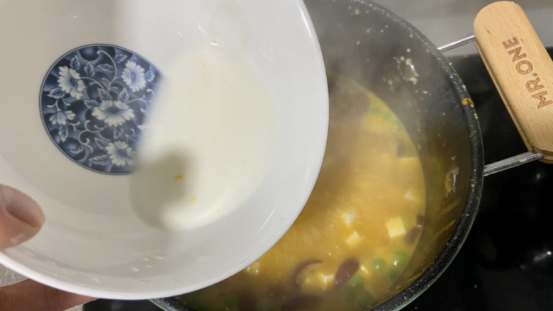 豆香拂金羹,如果想更浓郁,可以转中火,加入水淀粉勾芡