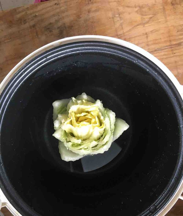 佛手观音莲,电饭煲放入开水,将莲花放入加点盐煮软