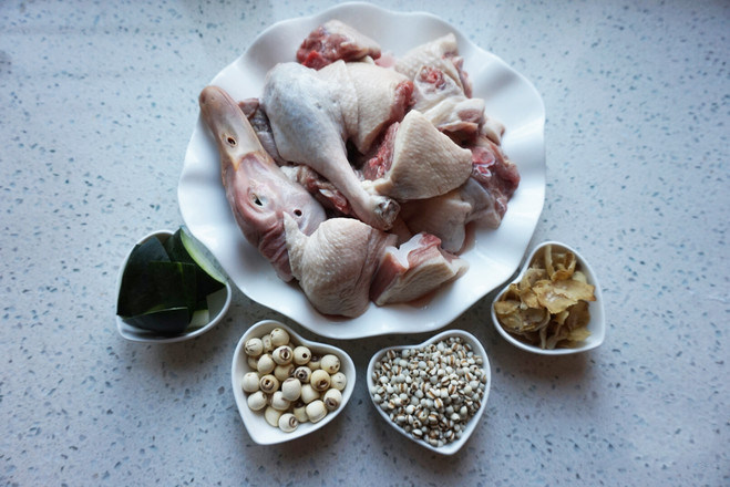 薏米莲子老鸭汤,材料准备好