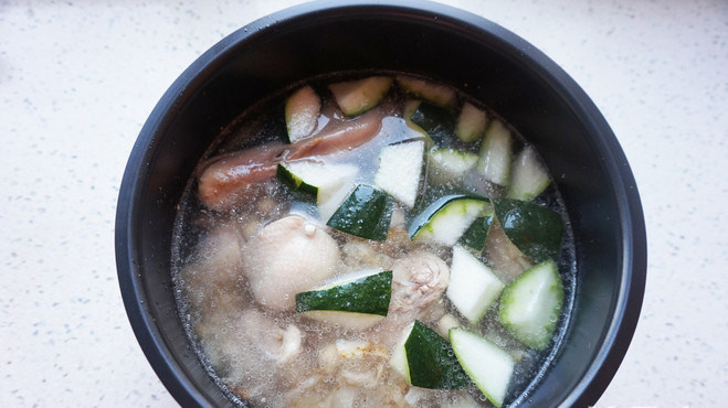 薏米莲子老鸭汤,投洗干净的薏米,莲子,百合,冬瓜皮,两勺料酒,一块老姜全部放进去加入足量清水