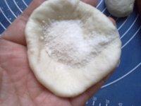 炸糖饼,把一个剂子在手上按扁,放入一勺调好的白糖粉