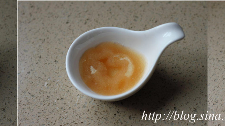 ~水玉抹茶夹心蛋糕卷~一抹清新绿,抹茶奶冻:
1、鱼胶粉倒入容器内;
2、加入凉开水及柠檬汁;
3、待鱼胶粉完全吸收水份后,隔热水融化;