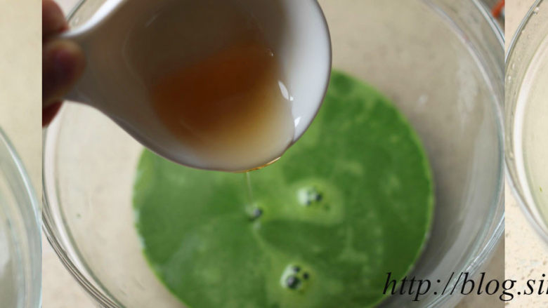 ~水玉抹茶夹心蛋糕卷~一抹清新绿,7、将抹茶牛奶溶液过筛;
8、倒入融化后的鱼胶粉溶液;
9、搅拌均匀后放凉备用;