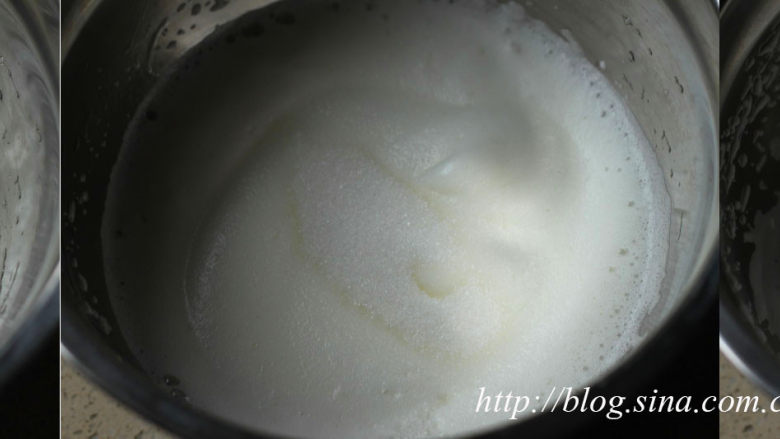 ~水玉抹茶夹心蛋糕卷~一抹清新绿,8、用打蛋器低速打至粗泡;
9、倒入1/3白砂糖,先低速后高速打发蛋白;
10、加入剩余细砂糖;
11、将蛋白打至湿性发泡;