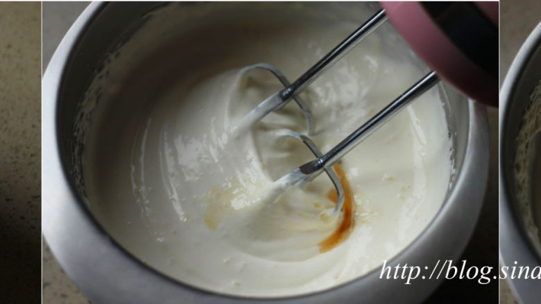 ~水玉抹茶夹心蛋糕卷~一抹清新绿,19、将淡奶油及幼砂糖倒入容器中;
20、用打蛋器打发至可裱花状态;