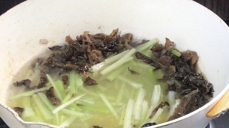 芹菜木耳炒肉丝,就着油锅烧开水,放入芹菜和木耳煮沸
