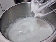 榴莲芝士慕斯蛋糕,打至湿性发泡状态(提起打蛋器蛋白有小弯钩)