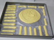 榴莲芝士慕斯蛋糕,另两块蛋糕片比这块要小一圈,剩下的挤成条形烤了就是饼干