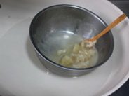 榴莲芝士慕斯蛋糕,将A材料全部混合在料理机中打成糊状,鱼胶用凉开水泡涨后隔水加热到融化