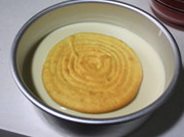 榴莲芝士慕斯蛋糕,再放一片小的蛋糕片,再倒一层慕斯液,重复放完蛋糕片和慕斯液,如果这是慕斯液比较轻,会把蛋糕片浮起来,可以做好一层冷冻几分钟,待慕斯液稳定了再加蛋糕