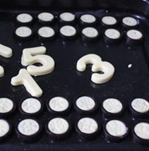 象棋可可奶油生日蛋糕,做棋子:先融化<a style='color:red;display:inline-block;' href='/shicai/ 148053'>牛奶巧克力</a>,白色的,挤在有字的中间部分。