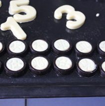 象棋可可奶油生日蛋糕,再融化黑巧克力,挤满模具,冷却变硬后从模具轻磕出备用。