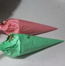 象棋可可奶油生日蛋糕,摆放之前,就用白色的奶油调了绿色和红色,直接在巧克力上挤的奶油。