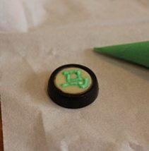 象棋可可奶油生日蛋糕,象棋的字的线条比麻将的粗,奶油还好控制。也可以用绿色和红色的巧克力融化了画线条。