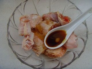 川香鸡翅,取一大碗，加酱油2勺、<a style='color:red;display:inline-block;' href='/shicai/ 718'>料酒</a>2勺、<a style='color:red;display:inline-block;' href='/shicai/ 847'>香油</a>1勺，将鸡块抓匀，腌制20分钟。