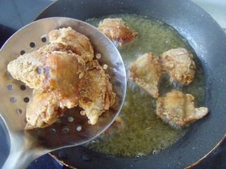 川香鸡翅,炸至甘香、表面呈金红色捞出,沥油。