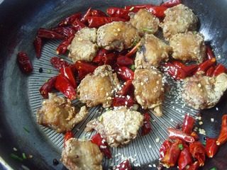 川香鸡翅,加入盐、白糖调味,关火撒入<a style='color:red;display:inline-block;' href='/shicai/ 678'>白芝麻</a>即可。