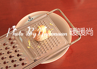 糖醋里脊,擦一些<a style='color:red;display:inline-block;' href='/shicai/ 37'>姜</a>泥、挤出<a style='color:red;display:inline-block;' href='/shicai/ 37'>姜</a>汁备用。