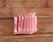 糖醋里脊,<a style='color:red;display:inline-block;' href='/shicai/ 4430'>里脊肉</a>去掉筋膜,切成大小均匀的方块,然后再在下面放两根筷子,先切片后调转90度再切丝,原来的肉块就被切成上面是肉丝底部依旧连在一起的样子了。