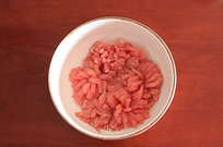 糖醋里脊,切好的里脊肉加盐、<a style='color:red;display:inline-block;' href='/shicai/ 134296'>白胡椒粉</a>、<a style='color:red;display:inline-block;' href='/shicai/ 17'>蛋清</a>和姜汁抓匀、腌制15分钟。