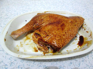 四喜鸭腿,用老抽再鸭腿上涂抹均匀,腌制 10分钟。