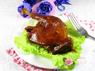 四喜鸭腿,收干汤汁,将汤汁浇在鸭腿上,淋入麻油即可。