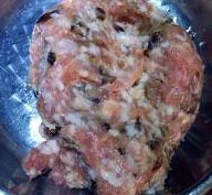 马蹄饼,免治猪肉调味料加冬菇拌勻。(免治猪肉就是超市卖的剁碎的了的猪肉,你也可以自己买回来再处理)