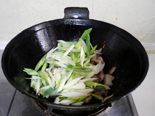 葱爆肉,加入葱段。