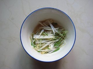炸烹虾,把所有调味料放小碗中拌匀,做成碗汁备用。
