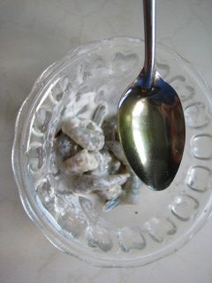 炸烹虾,锅倒油烧至5成热,约150度,然后在浆好的虾仁里淋2茶勺油拌匀,一点要在临下锅前放油哦。