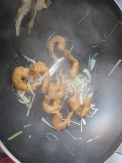 炸烹虾,另起一锅倒少许底油烧热,放入炸好的虾,迅速烹入碗汁,快速翻炒2下就出锅,这一步最好控制在5秒钟之内完成,时间久了,炸好的虾仁外皮就会松软、脱糊,这道菜就算做失败了。