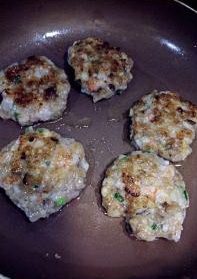 马蹄饼,翻至另一面,以中慢火煎熟及至金黄。