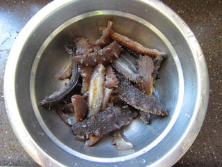 大葱烧海参,<a style='color:red;display:inline-block;' href='/shicai/ 271'>海参</a>切成大片;