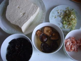 豆腐箱子,准备食材。
