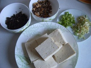 豆腐箱子,<a style='color:red;display:inline-block;' href='/shicai/ 230'>香菇</a>，<a style='color:red;display:inline-block;' href='/shicai/ 233'>木耳</a>，水发后切小丁，葱姜蒜切末，<a style='color:red;display:inline-block;' href='/shicai/ 62'>辣椒</a>切丁，<a style='color:red;display:inline-block;' href='/shicai/ 465'>豆腐</a>蒸后切大块。