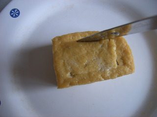 豆腐箱子,将炸好的豆腐留边用刀划开成盖状。