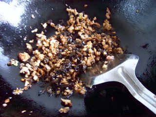 豆腐箱子,蒸豆腐时就将<a style='color:red;display:inline-block;' href='/shicai/ 5353'>肉馅</a>，木耳，香菇，<a style='color:red;display:inline-block;' href='/shicai/ 288'>虾皮</a>炒一下，放入盐，拌匀，再放入香油翻炒均匀关火。