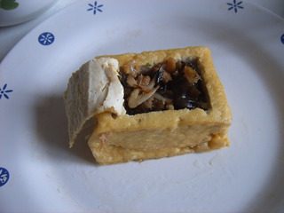 豆腐箱子,将炒好的馅料塞入掏空的豆腐中，入蒸锅蒸几分钟。