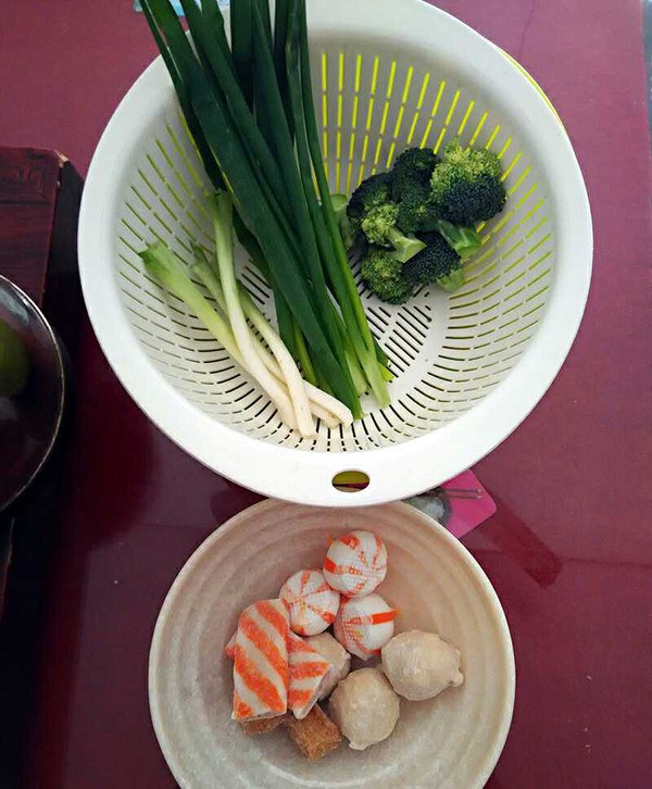 葱香米粉汤,先把需要的材料准备下,洗干净备用(西兰花刻朵、葱白切丁、葱叶切段)