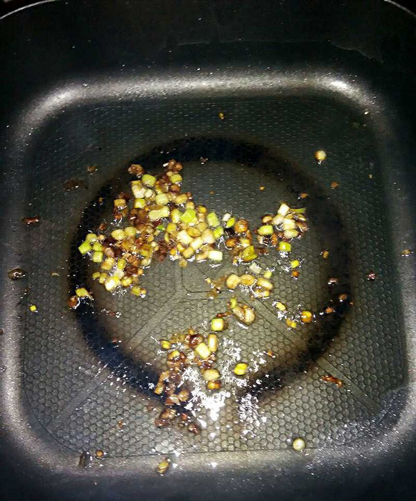 葱香米粉汤,放花生油热锅,把葱白爆至出香微黄