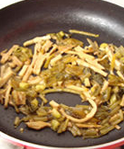 酸辣牛肉米粉,锅入油,放入小米辣,酸菜,<a style='color:red;display:inline-block;' href='/shicai/ 43'>冬笋</a>炒香。