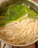 酸辣牛肉米粉,小汤锅中将水煮沸,放入米粉或面条,<a style='color:red;display:inline-block;' href='/shicai/ 121'>生菜</a>烫熟。