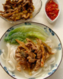 酸辣牛肉米粉,碗底调入生抽,麻油,醋,鸡精,兑入高汤,加入煮熟的面条或米粉, 舀上一勺湖南剁椒即成。