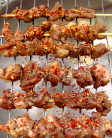 新疆羊肉串,烤箱烘烤档240度烤10分钟后，取出羊肉串刷一层食用油，再均匀撒上<a style='color:red;display:inline-block;' href='/shicai/ 146573'>孜然粒</a>，<a style='color:red;display:inline-block;' href='/shicai/ 761'>辣椒粉</a>，翻面继续放入烤箱烤5分钟即可。